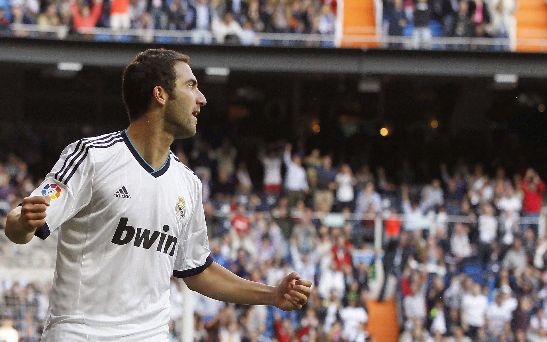 全黑队的快速反击与稳固防守是其致胜的核心，全黑队战舞