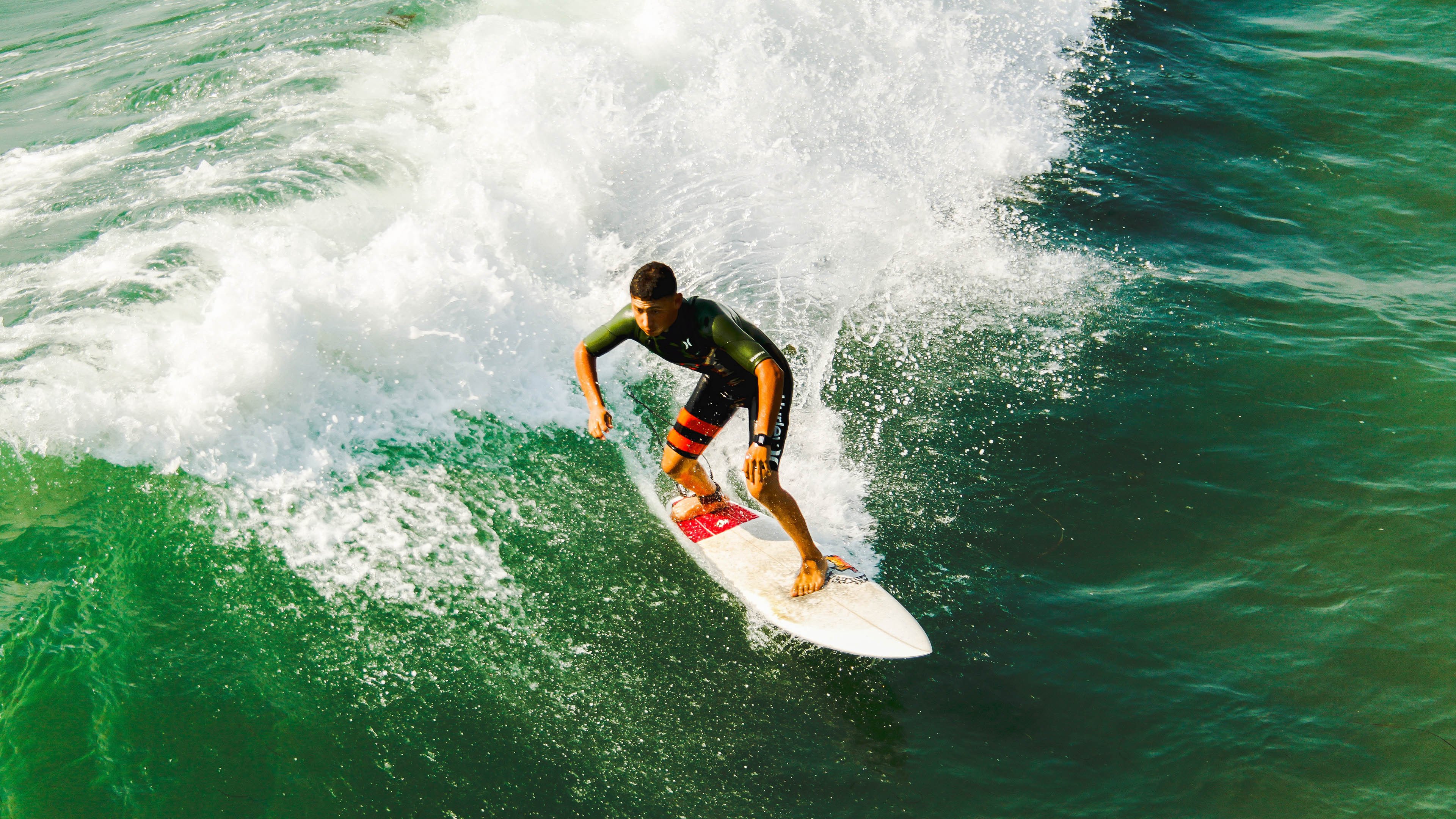 普劳德50米蝶泳完成绝地反超，普劳德游泳