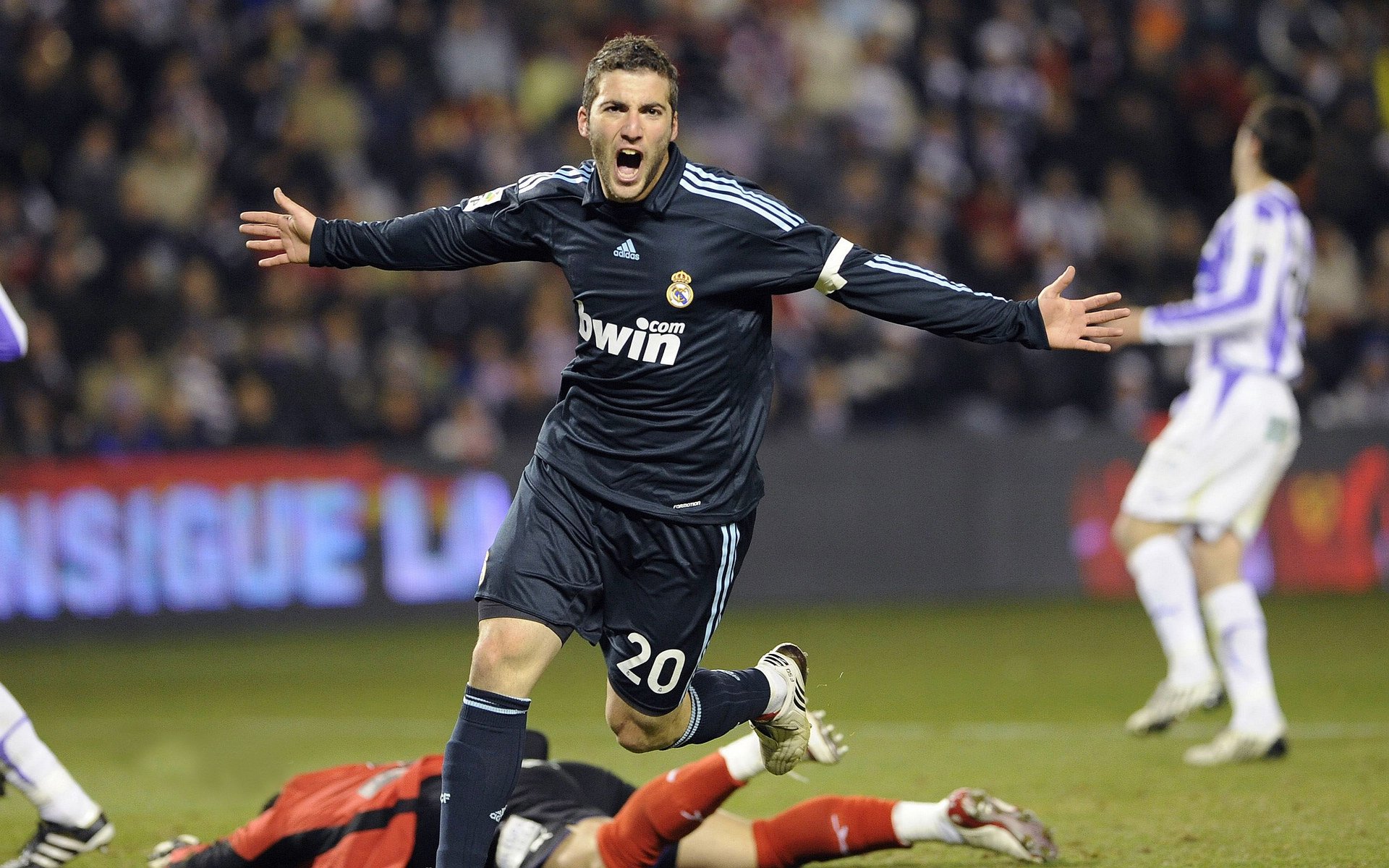 普劳德50米蝶泳完成绝地反超，普劳德游泳